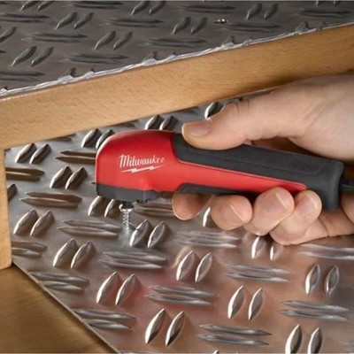 Renvoi d'angle Milwaukee SHOCKWAVE avec 10 embouts - 4932492009 en utilisation