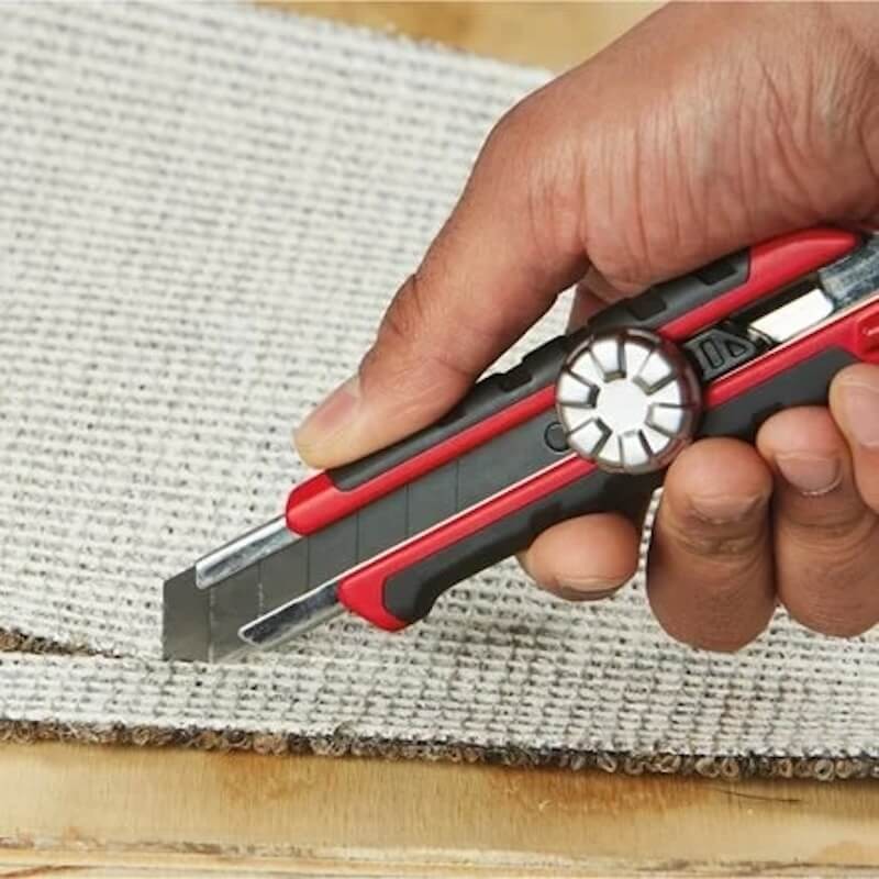 Cutter à lame sécable 25 mm Milwaukee - 48221962 en utilisation