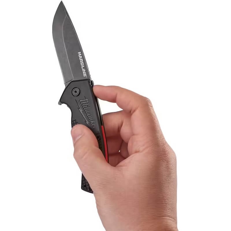 Couteau pliant Milwaukee HARDLINE™ lame lisse D2 - 75 mm - 48221994 en utilisation