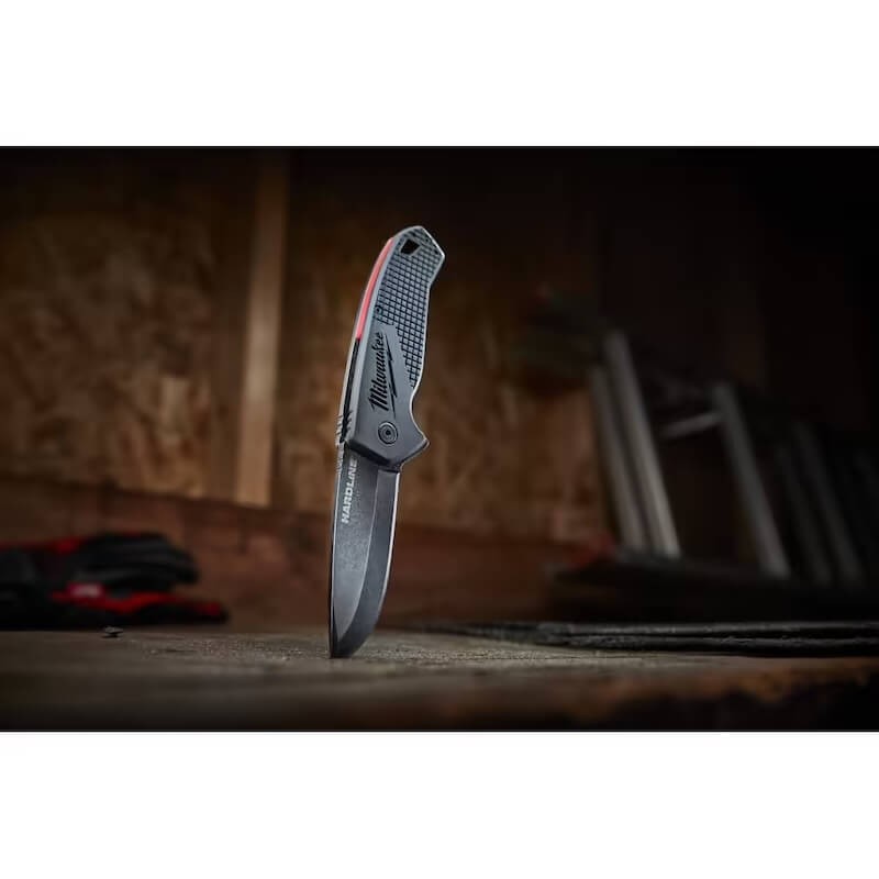 Couteau pliant Milwaukee HARDLINE™ lame lisse D2 - 75 mm - 48221994 en utilisation