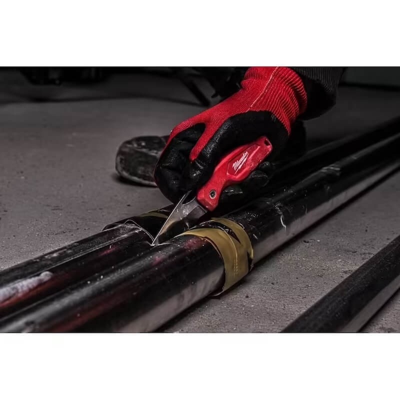Couteau de poche compact Milwaukee - 4932478560 en utilisation