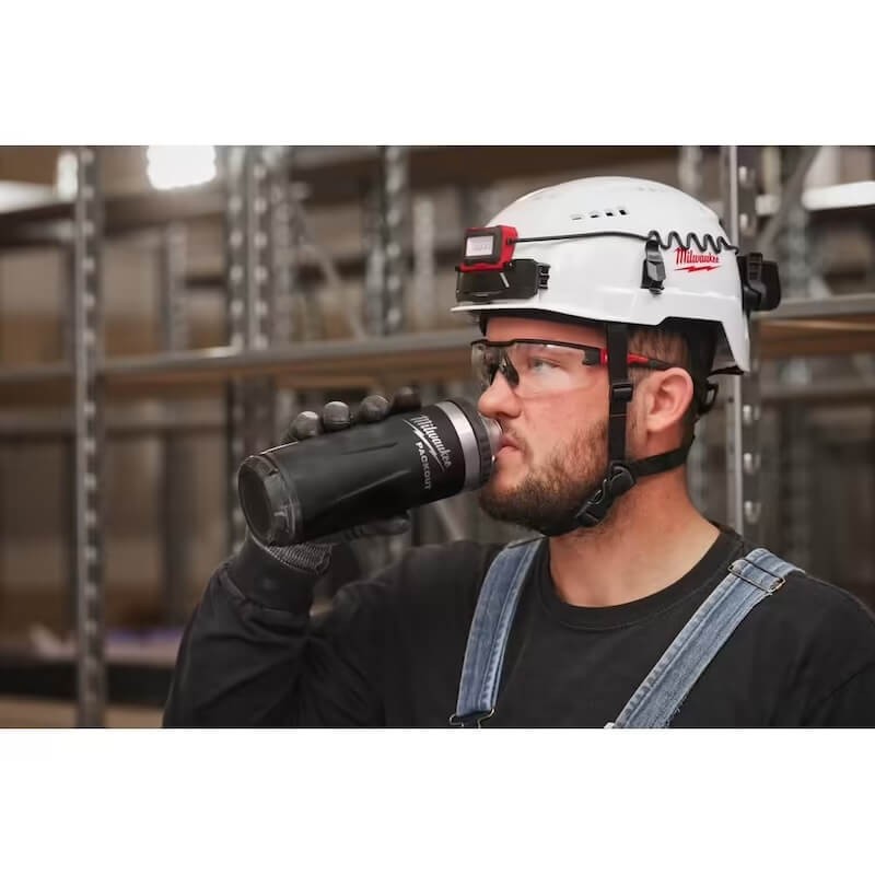 Gourde isotherme Milwaukee PACKOUT™ 710 ml - Noire - 4932493466 en utilisation