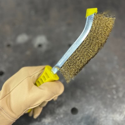 brosse-acier-laiton-avec-manche-plastique-jaune 2