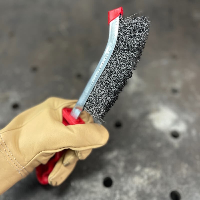 brosse-acier-avec-manche-plastique-rouge-2