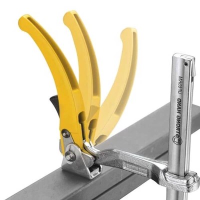 serre-joint-a-cliquet-rapide-capacite-318mm-strong-hand-tools-en-utilisation-2