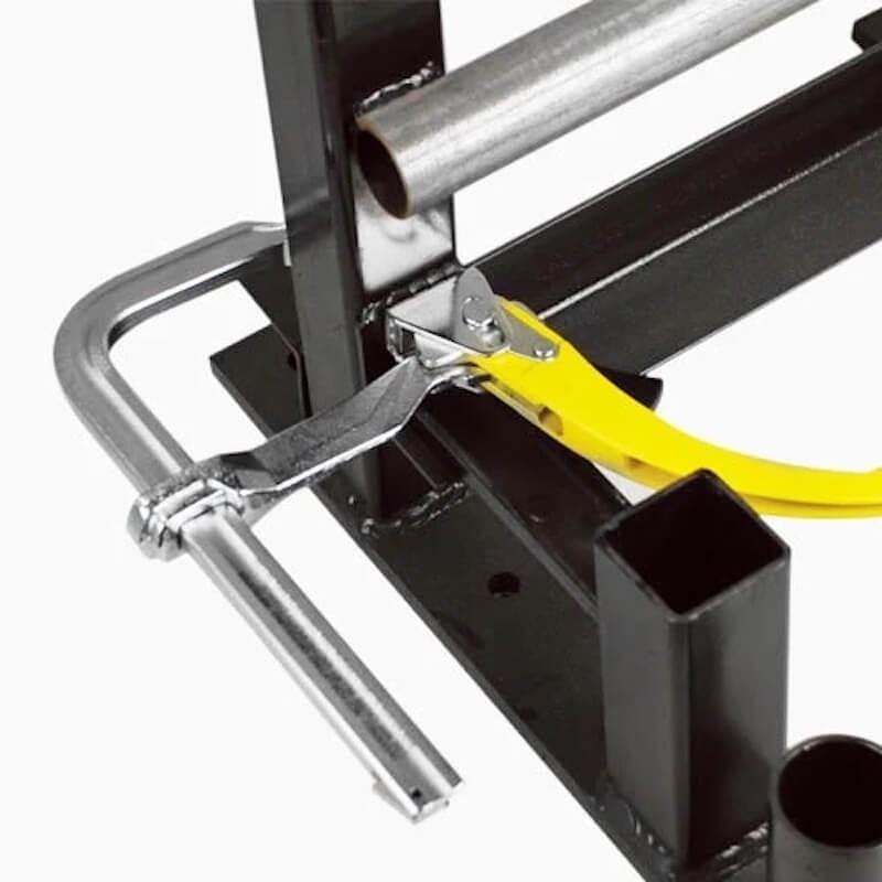 serre-joint-a-cliquet-rapide-capacite-180mm-strong-hand-tools-en-utilisation