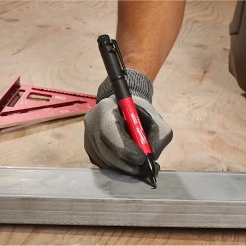 Marqueur double pointe fine Milwaukee en utilisation sur acier
