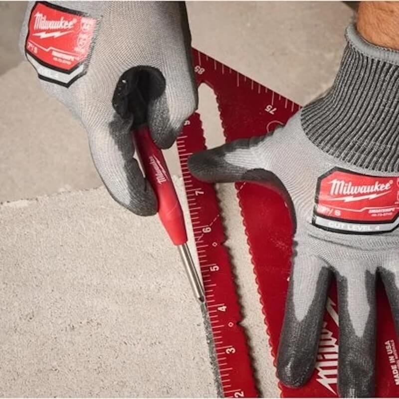 Crayon de chantier à mines Milwaukee INKZALL - 4932501903 en utilisation