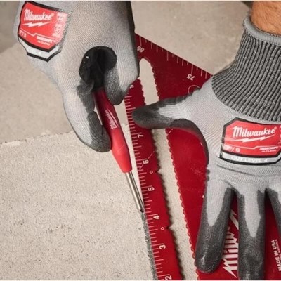 Crayon de chantier à mines Milwaukee INKZALL - 4932501903 en utilisation