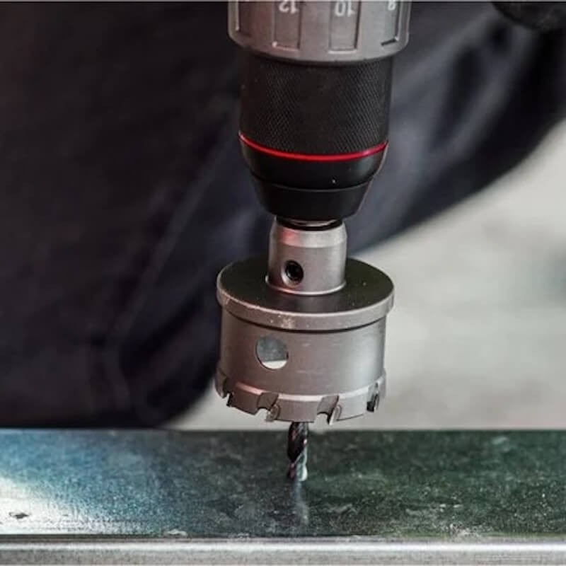 Scie cloche TCT Milwaukee – Ø16 à Ø64 mm en utilisation