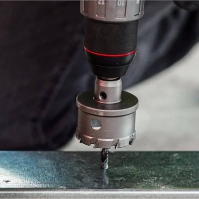Scie cloche TCT Milwaukee – Ø16 à Ø64 mm en utilisation