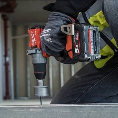 Scie cloche TCT Milwaukee – Ø16 à Ø64 mm en utilisation